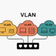 Schematische Grafik zur VLAN-Segmentierung: drei farbige VLAN-Wolken mit VLAN-IDs 100, 200 und 300, verbunden mit einem Netzwerkswitch.